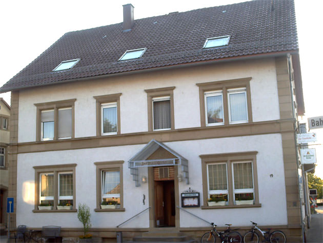 Zur Eisenbahn Gebaeude